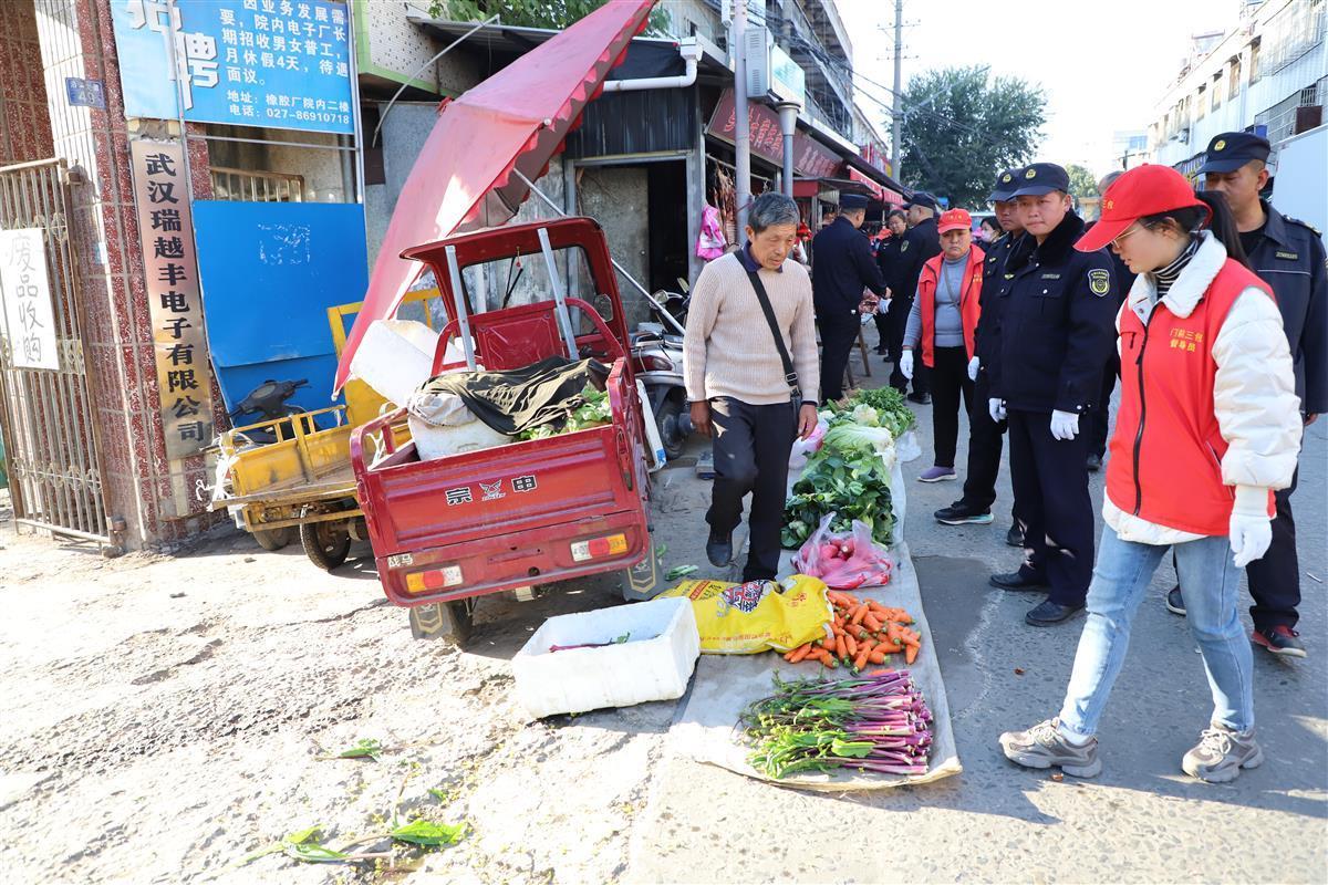 規(guī)范經(jīng)營秩序 還路于民——新洲城區(qū)集中開展日雜用品清障專項行動